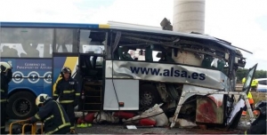 Accidente autobús en Avilés - Choque contra pilar